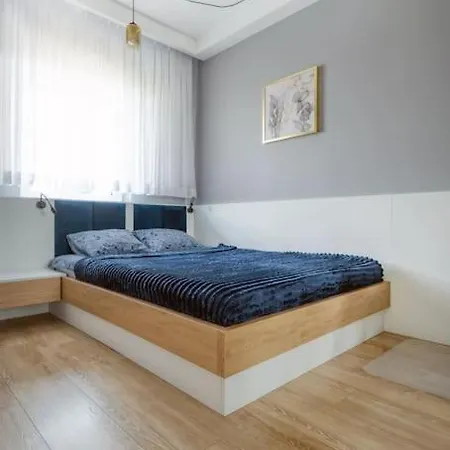 - Center - Stylish And Cozy - G147a *