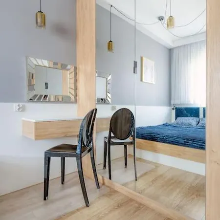 - Center - Stylish And Cozy - G147a *